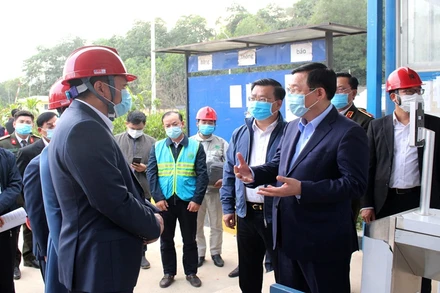 Bí thư Thành ủy Hà Nội Vương Đình Huệ kiểm tra công trường xây dựng Nhà máy đốt rác phát điện tại Khu liên hợp xử lý chất thải Sóc Sơn.