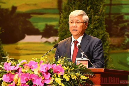 Đồng chí Đỗ Văn Chiến đọc Quyết tâm thư của Đại hội. (Ảnh: THỦY NGUYÊN)