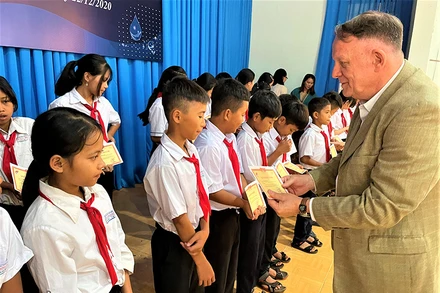 Đại diện Tổ chức VinaCapital Foundation trao tặng học bổng cho các em học sinh dân tộc thiểu số ở huyện Cư M’gar.