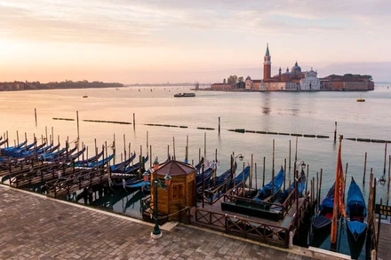 Bến tàu Gondola ở Venice, Italy đìu hiu vì lệnh phong tỏa nhằm ngăn chặn Covid-19 hồi đầu năm nay (Ảnh: THE GUARDIAN)
