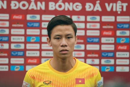 Đội trưởng Quế Ngọc Hải trả lời phỏng vấn báo chí. 