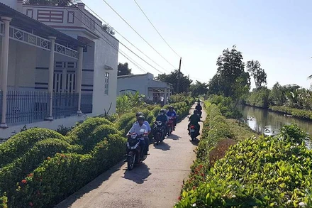 Cơ quan chức năng và chính quyền xã Trí Phải xuống cơ sở nắm tình hình và điều tra dịch tễ.