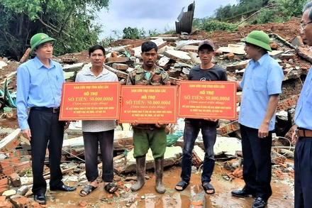 Đồng chí Bùi Văn Cường, Bí thư Tỉnh ủy Đắk Lắk và đồng chí Phạm Ngọc Nghị, Chủ tịch UBND tỉnh Đắk Lắk trao tặng số tiền hỗ trợ cho ba hộ ở xã Hòa Phong có nhà bị sập do sạt lở đất, mỗi hộ là 50 triệu đồng để sớm xây lại nhà ở.