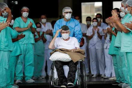 Bệnh nhân 99 tuổi người Brazil ra viện sau khi được điều trị khỏi Covid-19 tại Bệnh viện Không quân tại Brazil. Ảnh: Reuters