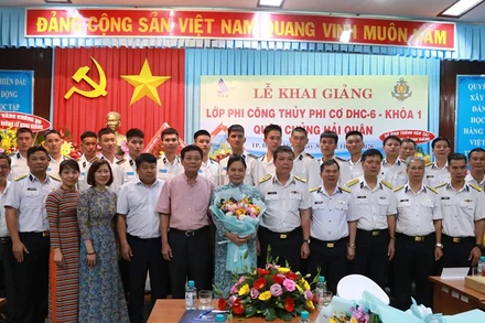 Chuẩn đô đốc Phạm Như Xuân - Phó tư lệnh Quân chủng Hải quân (hàng trước, thứ 7 từ phải sang), TS Nguyễn Thị Hải Hằng - Giám đốc Học viện Hàng không (ôm hoa) chụp ảnh lưu niệm cùng các đại biểu và học viên khóa học.