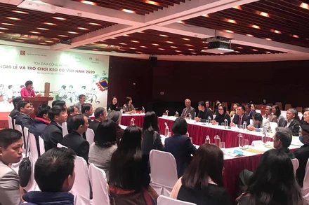 Các đại biểu trao đổi về di sản kéo co tại Tọa đàm.