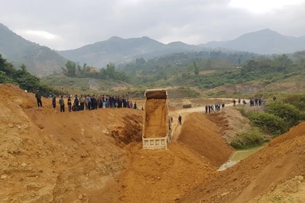 Cán bộ, nhân dân huyện Mường Ảng, chứng kiến lễ chặn dòng tích nước hồ Ẳng Cang.