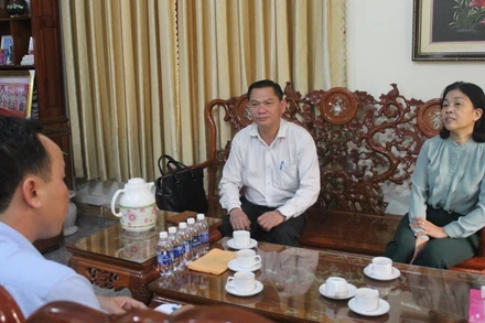 Lãnh đạo Huyện ủy, UBND huyện Trảng Bom trả lời phóng viên Báo Nhân Dân vào chiều 24-12.