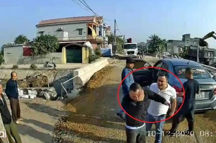 Anh Nguyễn Minh Lập (áo tối màu trong vòng tròn đỏ) bị ba đối tượng uy hiếp, đấm đá ngay giữa ban ngày tại địa bàn xã Nam Hà (Tiền Hải, Thái Bình).