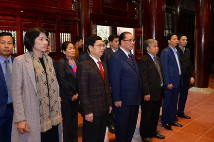 Đồng chí Nông Đức Mạnh và Đoàn công tác tưởng niệm tại khu di tích Kim Liên. (Ảnh: Thành Cường)