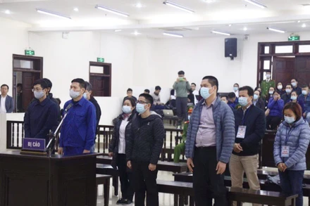 Các bị cáo trong phiên xét xử sáng nay.