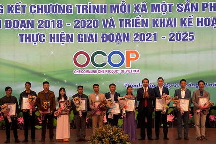 Lãnh đạo tỉnh Thanh Hóa trao Giấy chứng nhận cho các chủ thể có sản phẩm OCOP 4 sao.