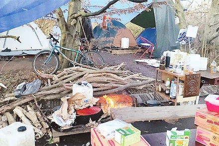 Cuộc sống của những “người rơm” ở một cánh rừng nước Pháp.