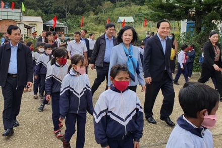 Đồng chí Trương Thị Mai và Đoàn công tác đến thăm và tặng quà giáo viên, học sinh có hoàn cảnh đặc biệt khó khăn.