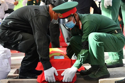 Đưa các liệt sĩ đến nơi an nghỉ.