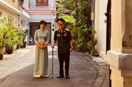 Nhà báo Đặng Diễm Quỳnh và Anh hùng LLVTND Tư Cang, chỉ huy cụm H63 Tình báo miền nam.