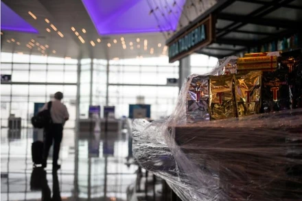 Một phi công đi ngang qua một nhà hàng đóng cửa tại Sân bay Liên lục địa IAH George Bush trong bối cảnh dịch bệnh Covid-19 bùng phát ở Houston, Texas, Mỹ, ngày 21-7-2020. Ảnh: Reuters.