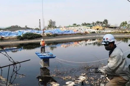 Lắp đặt thiết bị xử lý mùi hôi. Ảnh: JVE.