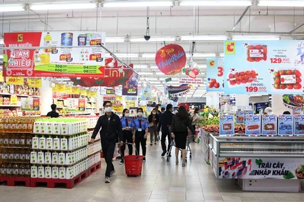 Hàng hóa Tết phong phú, đa dạng cùng nhiều chương trình khuyến mại, bình ổn giá giúp người tiêu dùng sắm Tết.