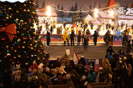 Quảng trường Đỏ nhộn nhịp tối chủ nhật cuối năm