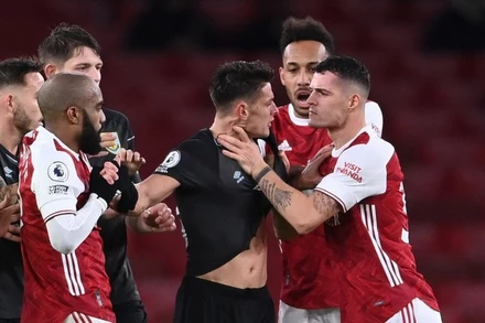 Hành động lỗ mãng của Granit Xhaka khắc họa sự hỗn loạn của Arsenal. (Ảnh: Getty Images)
