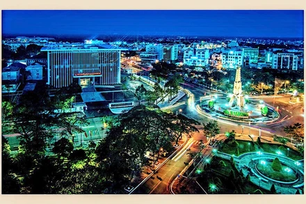 Một góc đô thị TP Cà Mau lung linh về đêm. (Ảnh: NSNA Tạ Hoàng Nguyên)