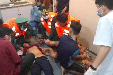 Cứu hộ bốn thuyền viên ngạt khí hầm tàu