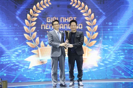 Phó Thủ tướng Vũ Đức Đam trao giải nhất ở hạng mục Nền tảng số xuất sắc cho Nền tảng quản trị và điều hành doanh nghiệp Base.vn.