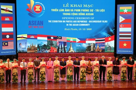 Các đại biểu cắt băng nghi thức khai mạc triển lãm ảnh và phim phóng sự - tài liệu về cộng đồng ASEAN. 