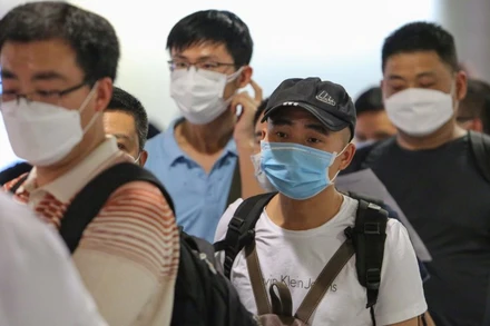 Tại nhiều nơi công cộng trên địa bàn TP Hồ Chí Minh, người dân và khách vãng lai đã ý thức đeo khẩu trang để bảo vệ sức khỏe cho mình và cộng đồng trong thời điểm dịch bệnh Covid-19.