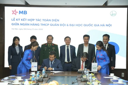 Đại diện MB và Đại học Quốc gia Hà Nội ký kết hợp tác toàn diện