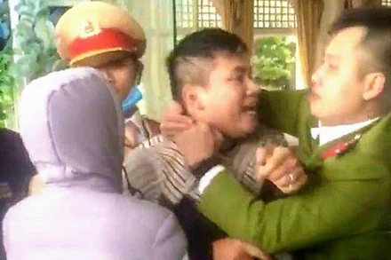 Công an khống chế đối tượng manh động.