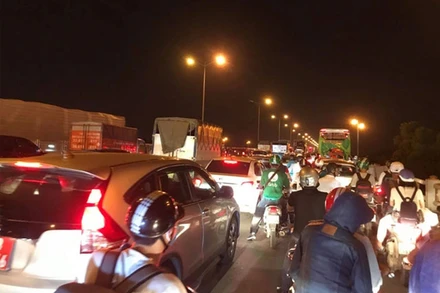 Tình trạng ùn tắc thường xuyên xảy ra trên cầu Thanh Trì vào giờ cao điểm.