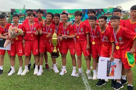 Cầu thủ U13 CLB Becamex Bình Dương phấn khởi với Cúp Vô địch.