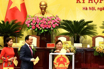 Các đại biểu bỏ phiếu bầu chức danh Chủ tịch HĐND thành phố khoá XV (nhiệm kỳ 2016-2021). 