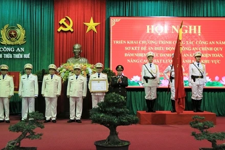 Thứ trưởng Bùi Văn Nam trao Huân chương Bảo vệ Tổ quốc hạng Ba cho Công an tỉnh Thừa Thiên Huế.