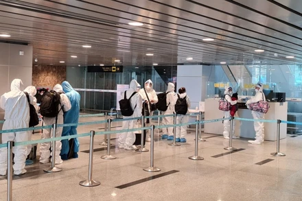 Các chuyên gia tiến hành kiểm tra y tế tại khu vực kiểm dịch y tế sân bay Đà Nẵng.