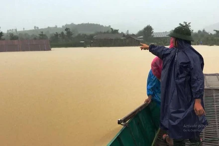 Mưa lớn làm nhiều nhà dân ở lòng hồ Krông Pách thượng bị ngập.