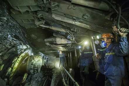 Kể từ 1-1-2021, người lao động làm việc trong môi trường độc hại có thể nghỉ hưu sớm, nhưng không quá 5 năm so với quy định về tuổi nghỉ hưu. Ảnh: TTXVN