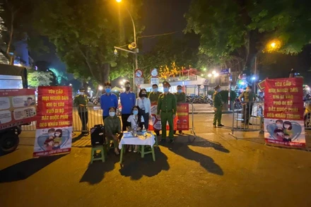 Lực lượng chức năng chốt chặn, không cho người không đeo khẩu trang vào phố đi bộ.
