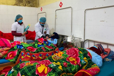 Bệnh nhân nhập viện do thời tiết rét đậm, rét hại tại Bệnh viện đa khoa Đồng Văn gia tăng. (Ảnh: LƯU MAI)