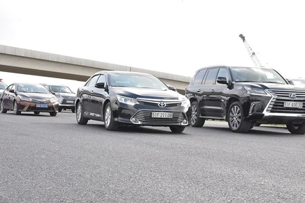 Các xe lưu thông tại tuyến đầu của cao tốc Trung Lương - Mỹ Thuận.