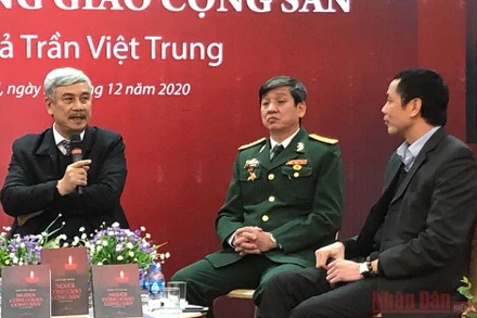 Tác giả Trần Việt Trung (ngoài cùng bên trái) trao đổi về cuốn sách.