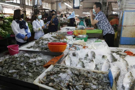 Nhân viên y tế kiểm tra tại một khu chợ ở Thủ đô Bangkok, Thái Lan. (Ảnh: Bưu điện Bangkok)