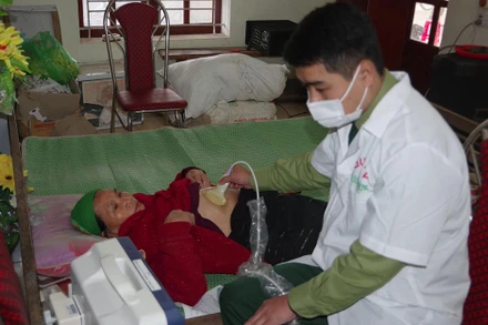 Quân y BĐBP thực hiện siêu âm.