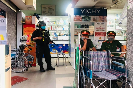 Khám xét bên trong nhà thuốc Sơn Minh ở số 160, đường Phan Đình Phùng.