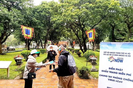 Khách du lịch đến Hà Nội luôn được hỗ trợ để có chuyến tham quan an toàn.