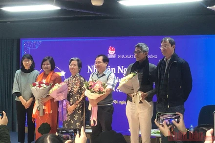 Nhà văn Nguyễn Nhật Ánh (giữa) tại buổi giao lưu kỷ niệm 25 năm bộ sách "Kính vạn hoa".