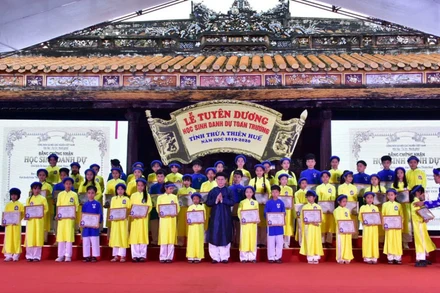 Chủ tịch UBND tỉnh Phan Ngọc Thọ chúc mừng và biểu dương 367 học sinh tại buổi lễ vinh danh.