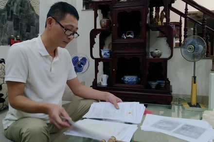 Anh Mai Hồng Quang sửa soạn hồ sơ đền bù di dời.